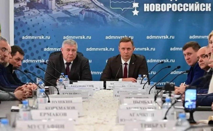 мэр Новороссийска Кравченко сидит за столом с другими