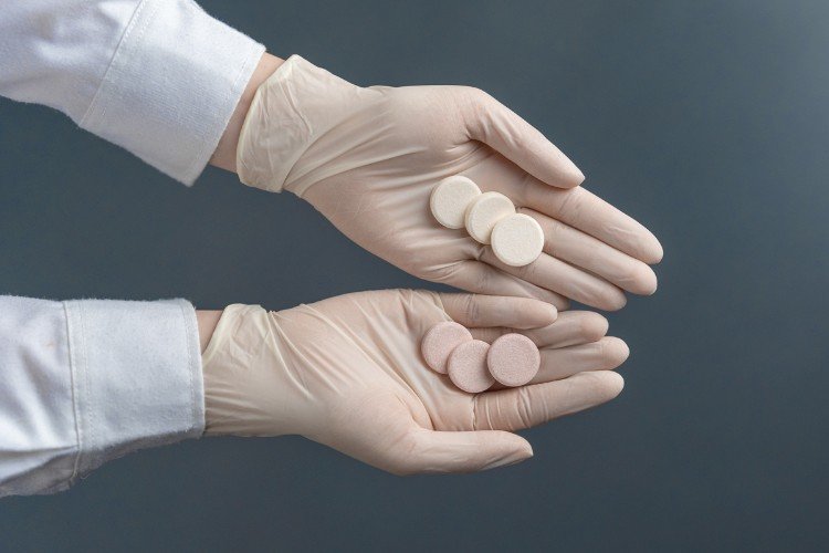 Таблетки в руках