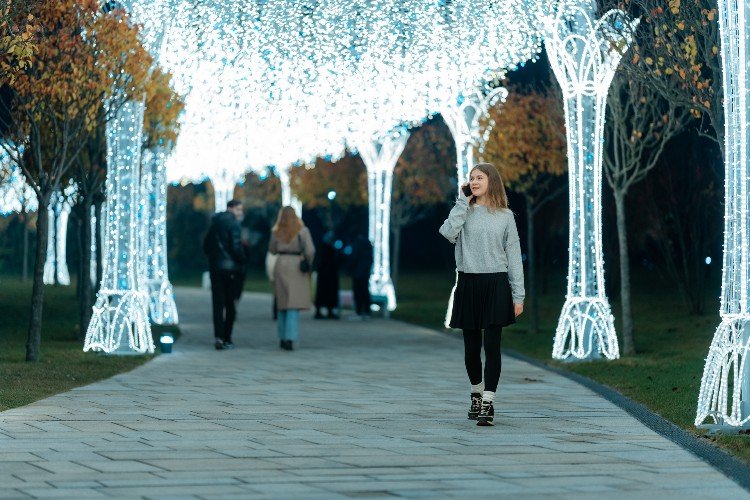 Молодая девушка гуляет в парке «Краснодара»