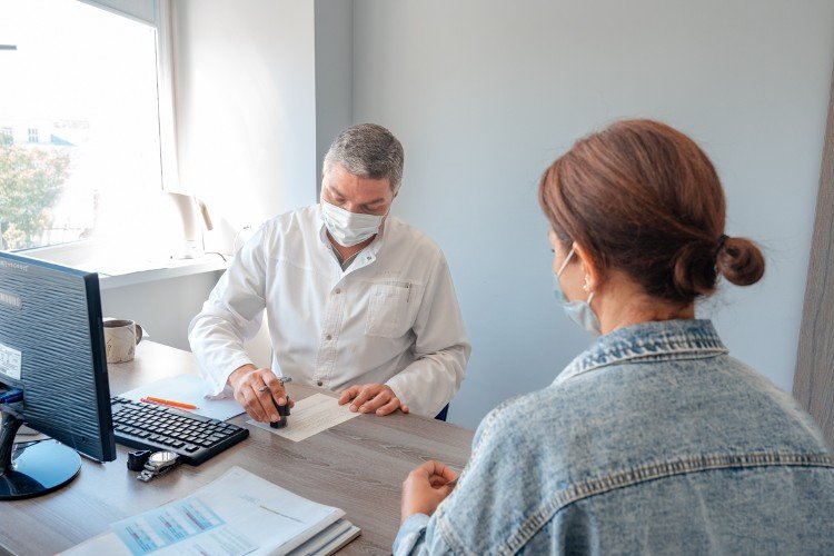 Девушка на приёме у врача