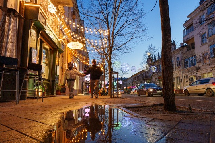 люди идут по улице