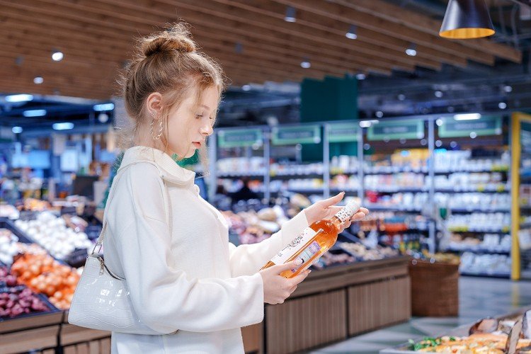 девушка держит бутылку в руках