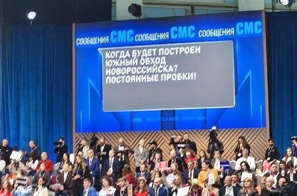 люди сидят в зале