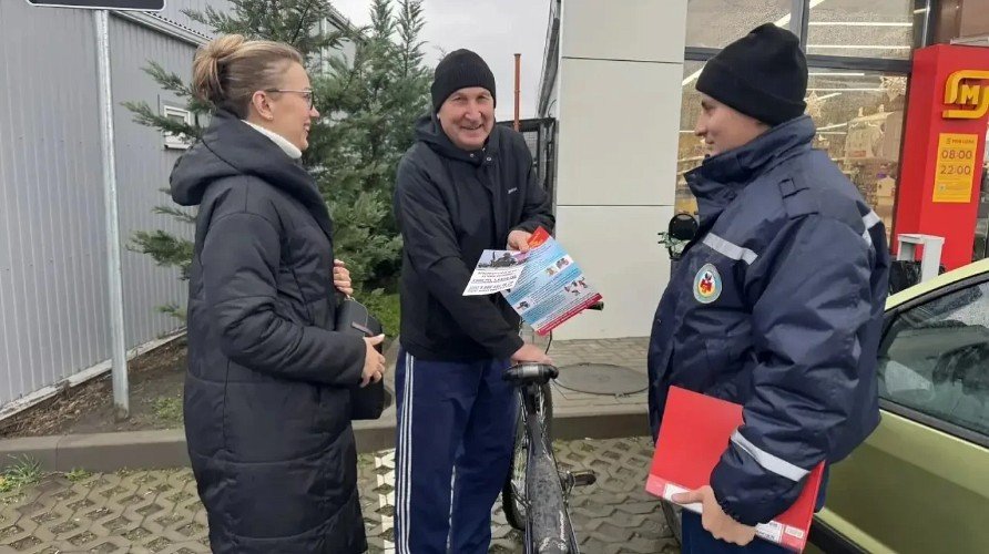 Сотрудник службы спасения проводит профилактические беседы