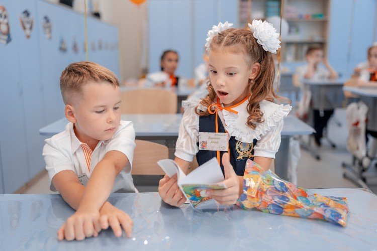 дети сидят за партой