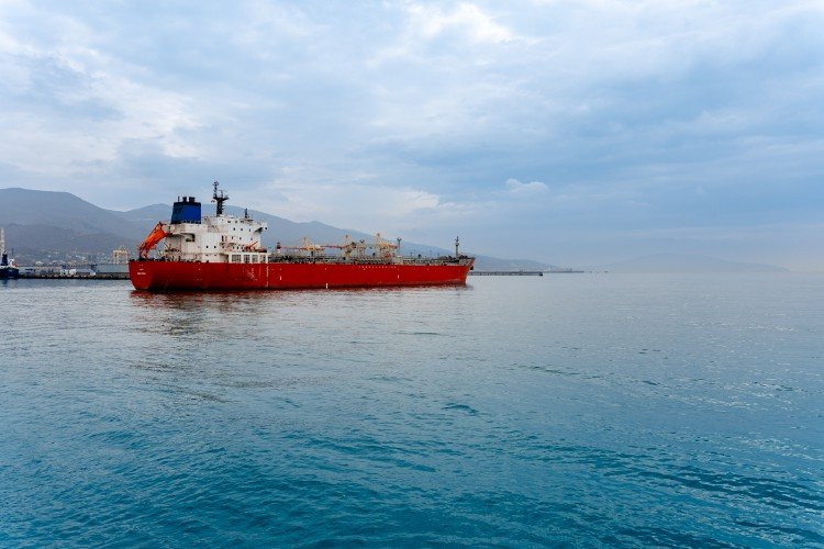 танкер стоит у причала