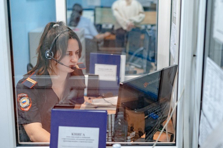 девушка в погонах сидит за монитором