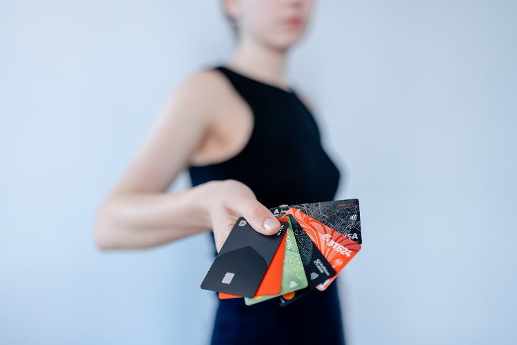 Девушка держит в руках карты