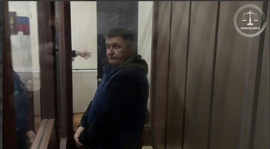 Власов сидит на скамье подсудимых
