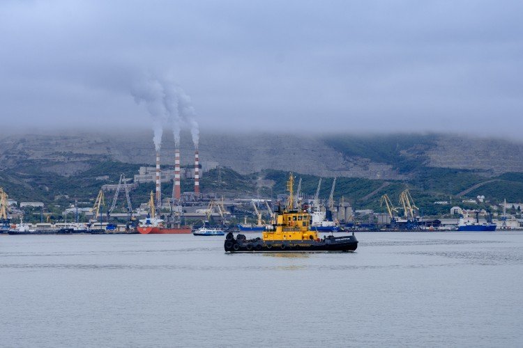 буксир идет по морю