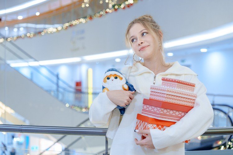девушка стоит с подарками