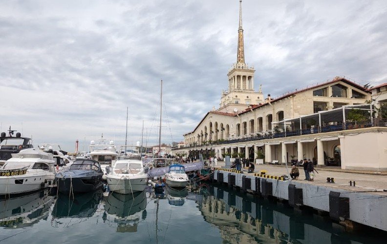 катера стоят в порту Сочи