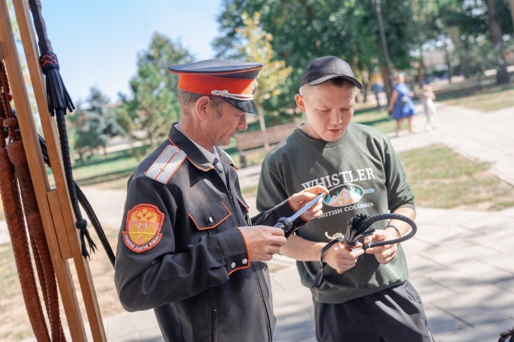 двое держат нож и хлыст