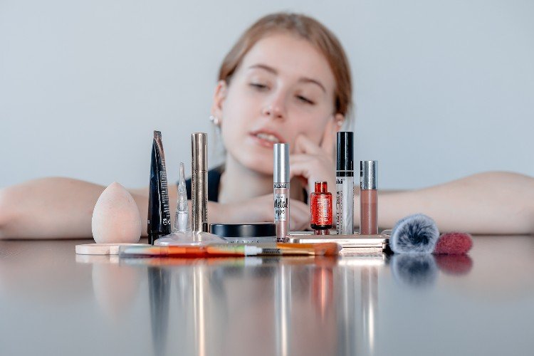 косметика лежит на столе