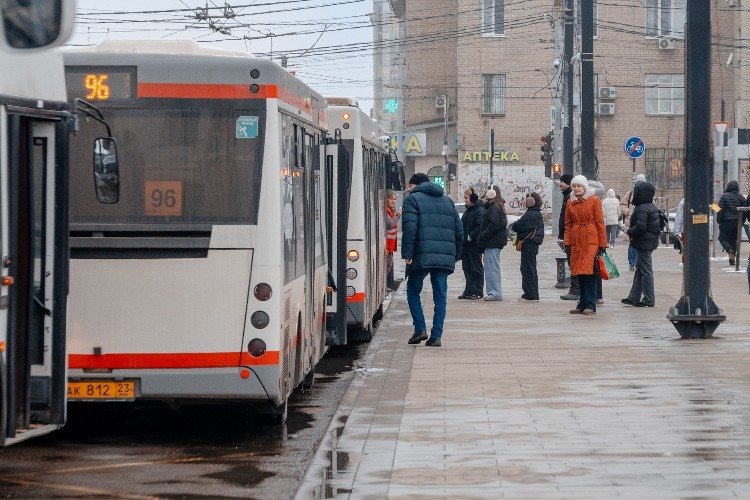 Как будет работать общественный транспорт Сочи в новогоднюю ночь 2026: расписание