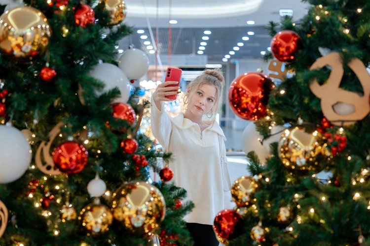 Девушка у елки