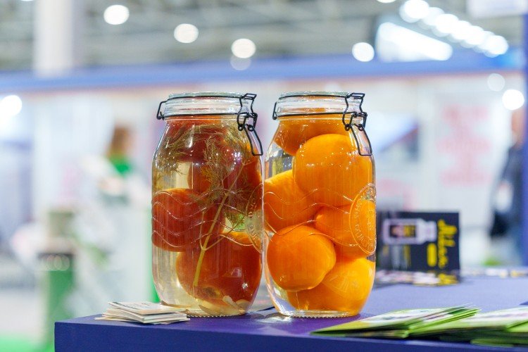 банки с соленьями стоят на столе