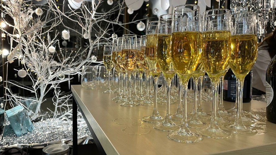 фужеры с шампанским стоят на столе