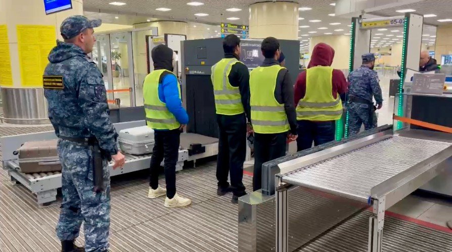 Выдворяемые мигранты