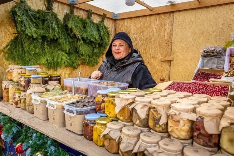 женщина стоит за прилавком