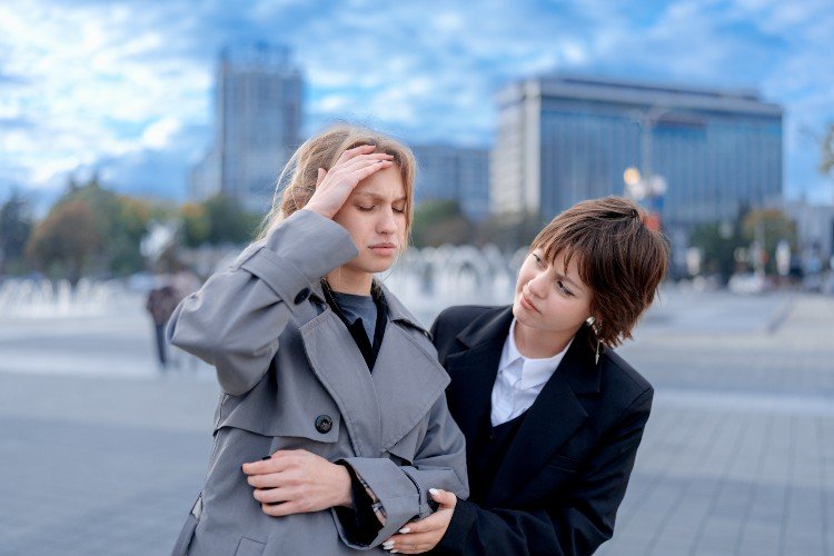 у девушки болит голова