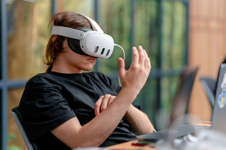 Молодой человек с прибором для виртуальной реальности