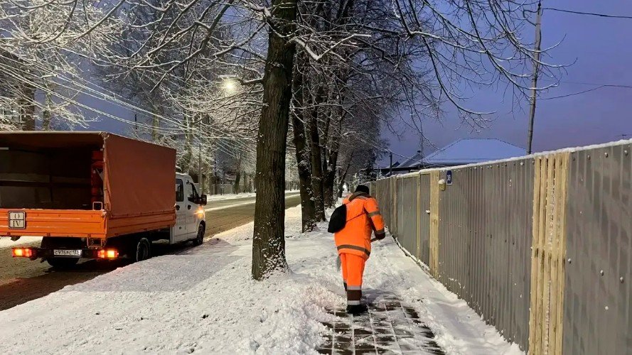 Коммунальщики против снега. Городские службы контролируют накрывшие Краснодар осадки