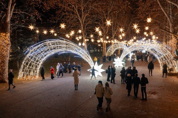 люди идут по улице