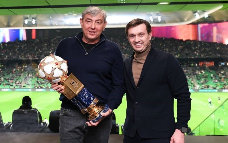 Галицкий стоит с наградой