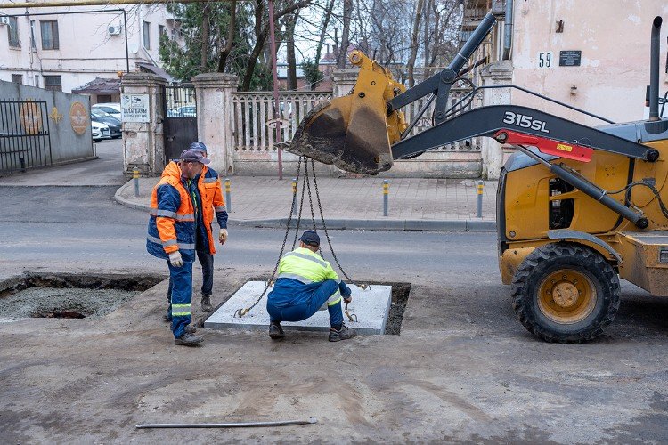 Рабочие устраняют аварию
