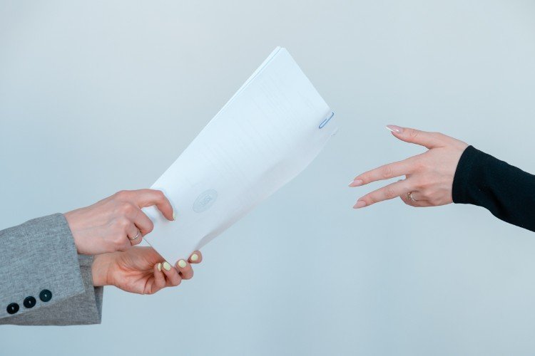 передача документов из рук в руки