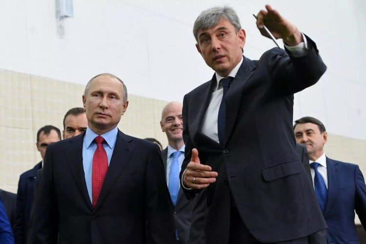 Галицкий что-то рассказывает Путину