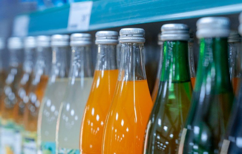 бутылки стоят на прилавке