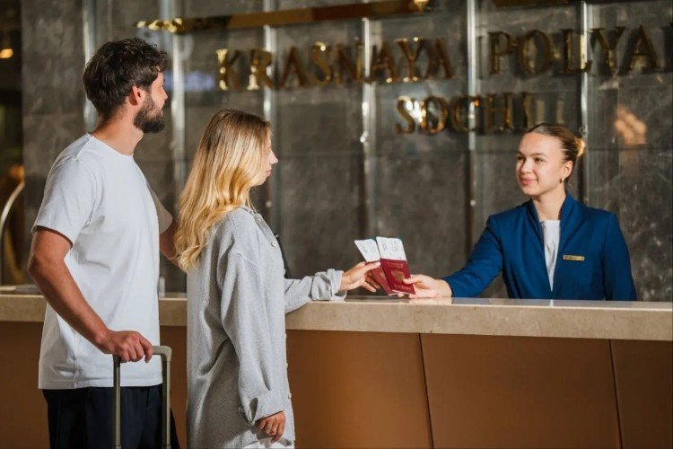 люди регистрируют багаж в отеле