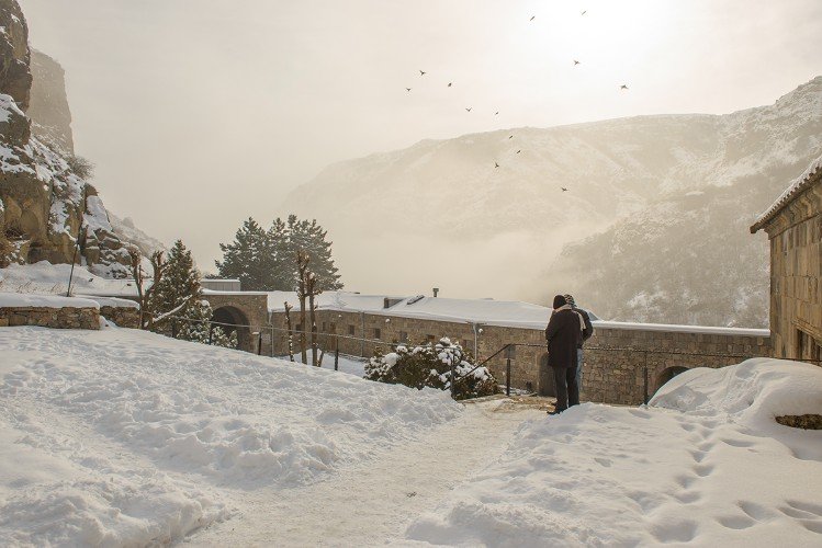 люди стоят на морозе