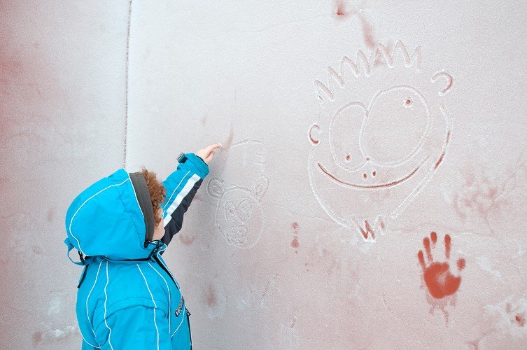 ребенок рисует на стене