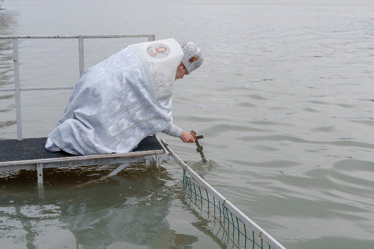 батюшка освящает воду