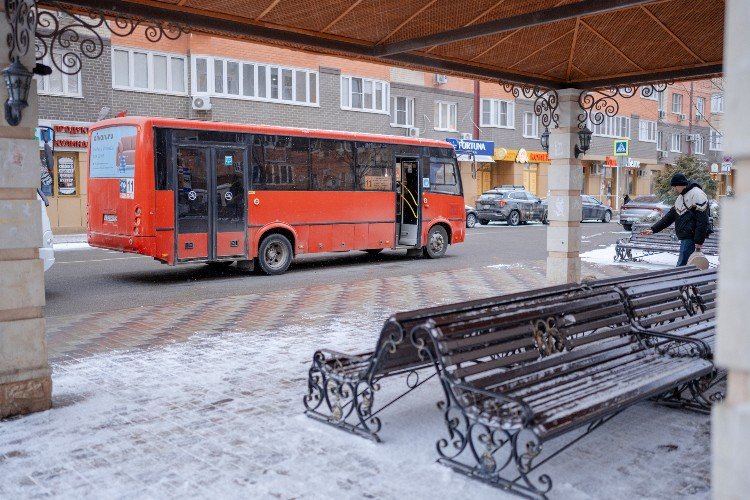 автобус стоит на остановке