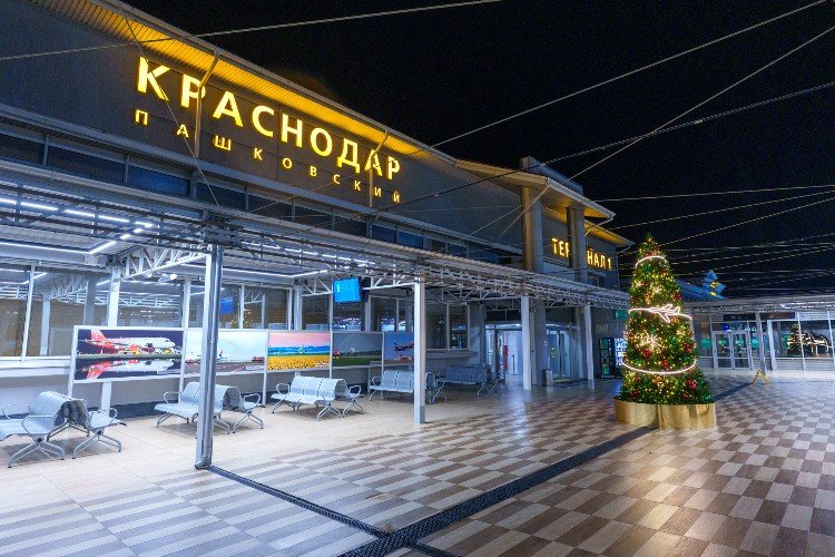 елка стоит в аэропорту Краснодар