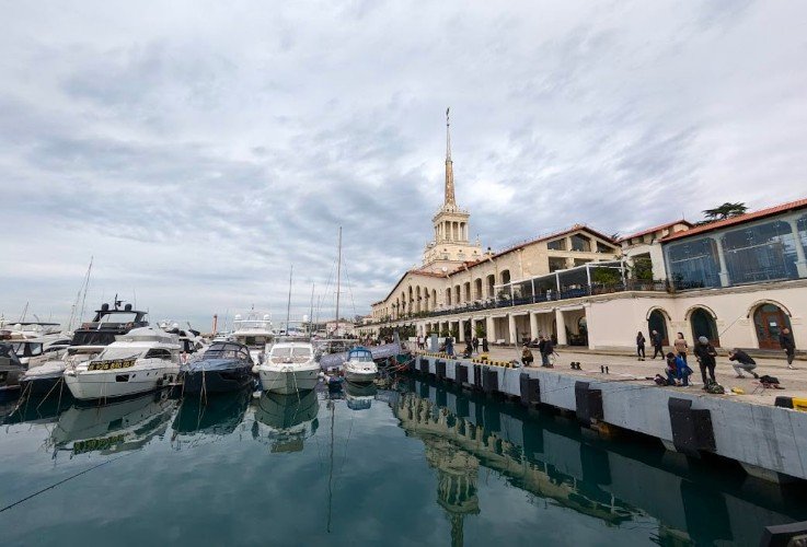 катера стоят у причала в порту Сочи