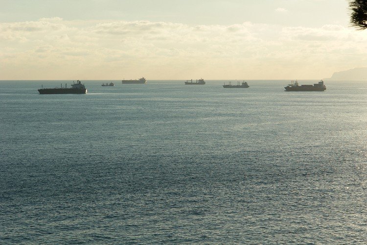 танкеры стоят в море
