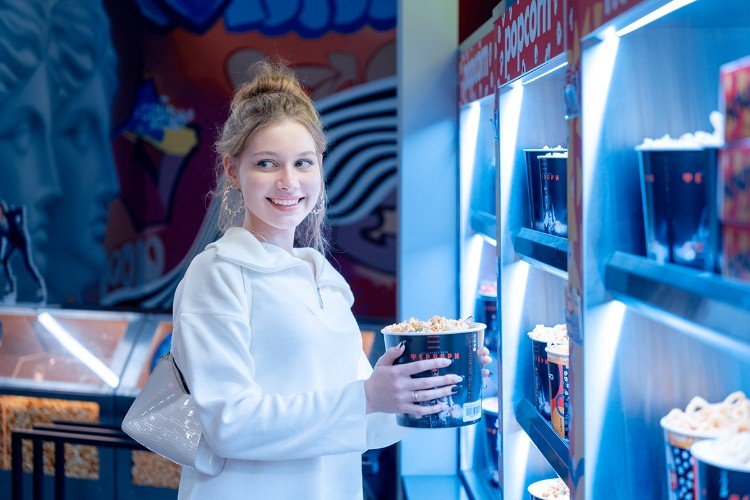 Девушка с поп-корном