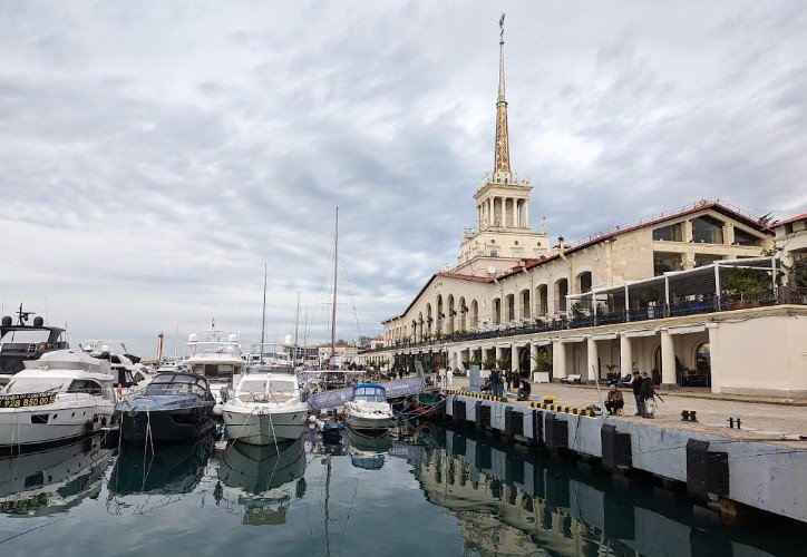 катера стоят у причала порта Сочи