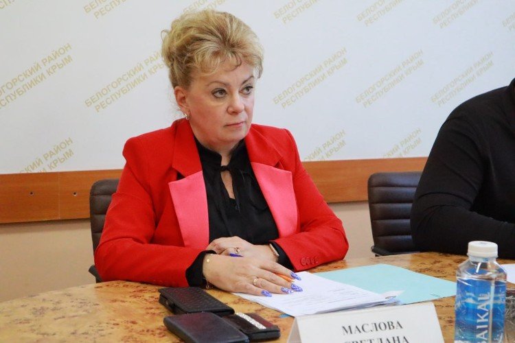 Зампредседателя Совета министров Крыма Светлана Маслова с длинными ногтями сидит за столом