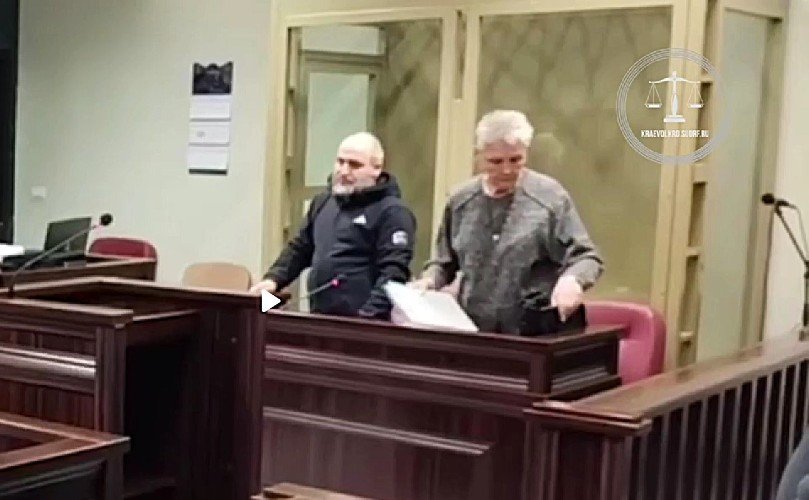 люди стоят в зале суда