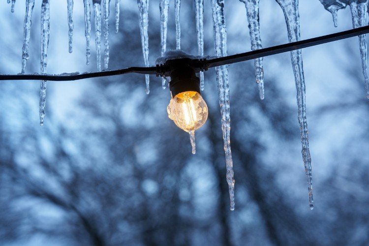 лампочка висит с сосульками
