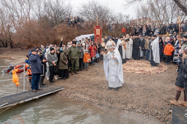 священник идет по берегу