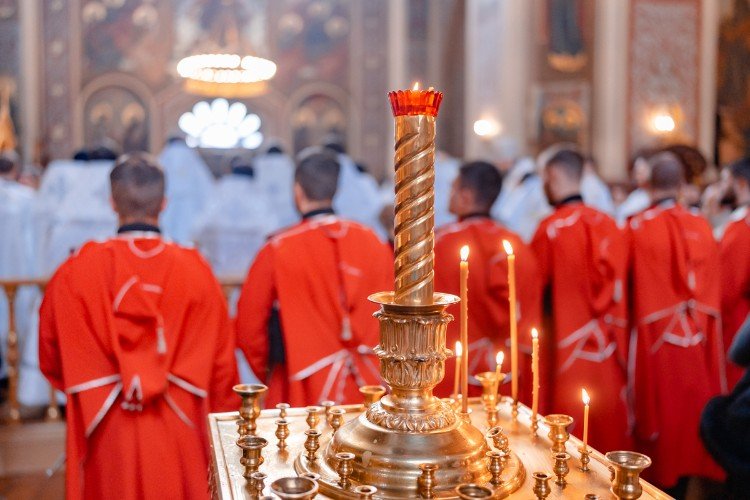 Казаки молятся в церкви