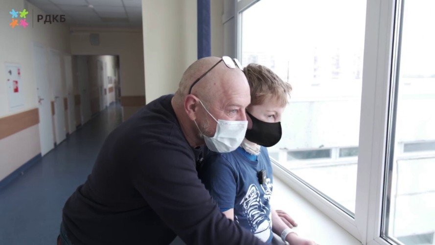 Школьник, переживший нападение хаски в Сочи, вернулся в больницу