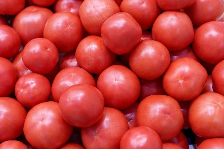томаты лежат в ящике